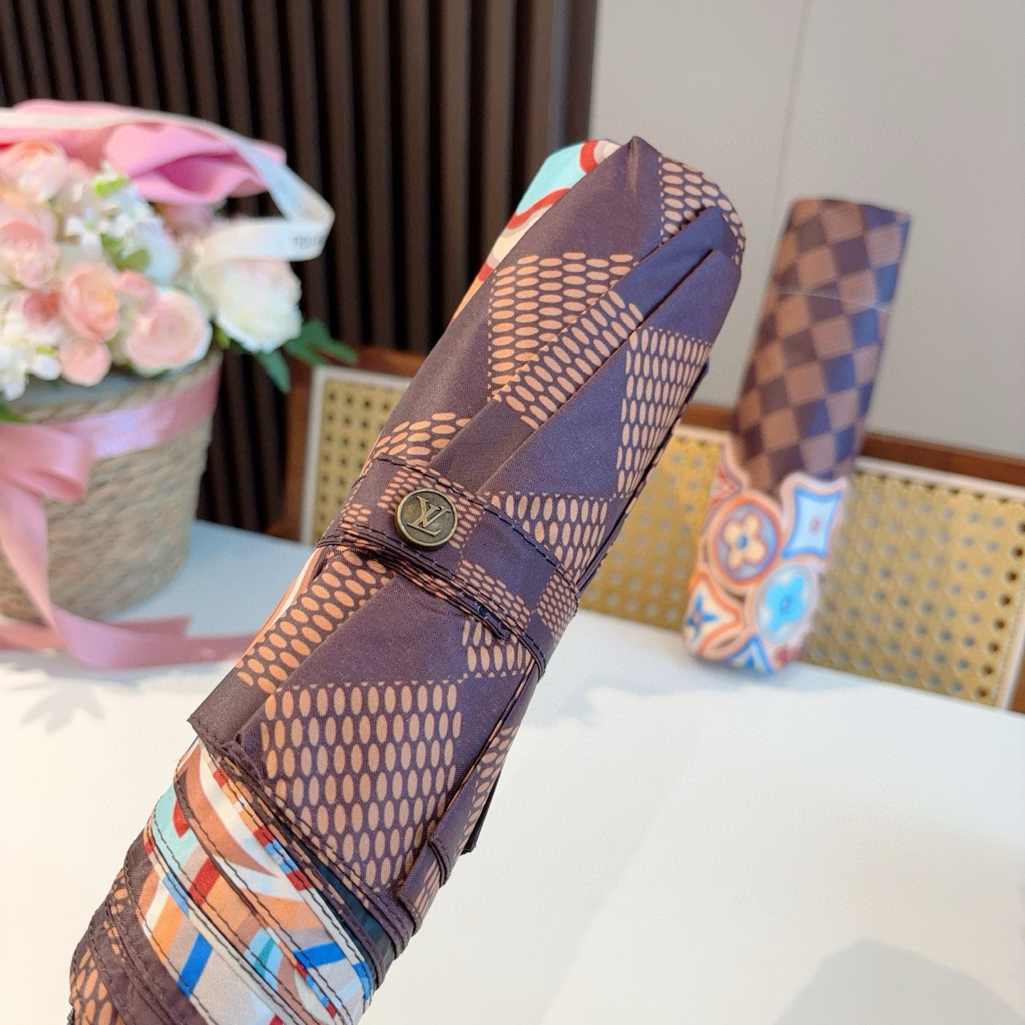 LOUIS VUITTON （路易威登）新款 三折自动折叠晴雨伞 新涂层技术深色伞面 拥有令人惊喜的遮光