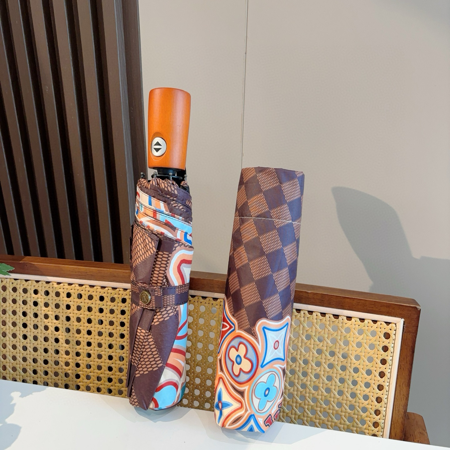 LOUIS VUITTON （路易威登）新款 三折自动折叠晴雨伞 新涂层技术深色伞面 拥有令人惊喜的遮光