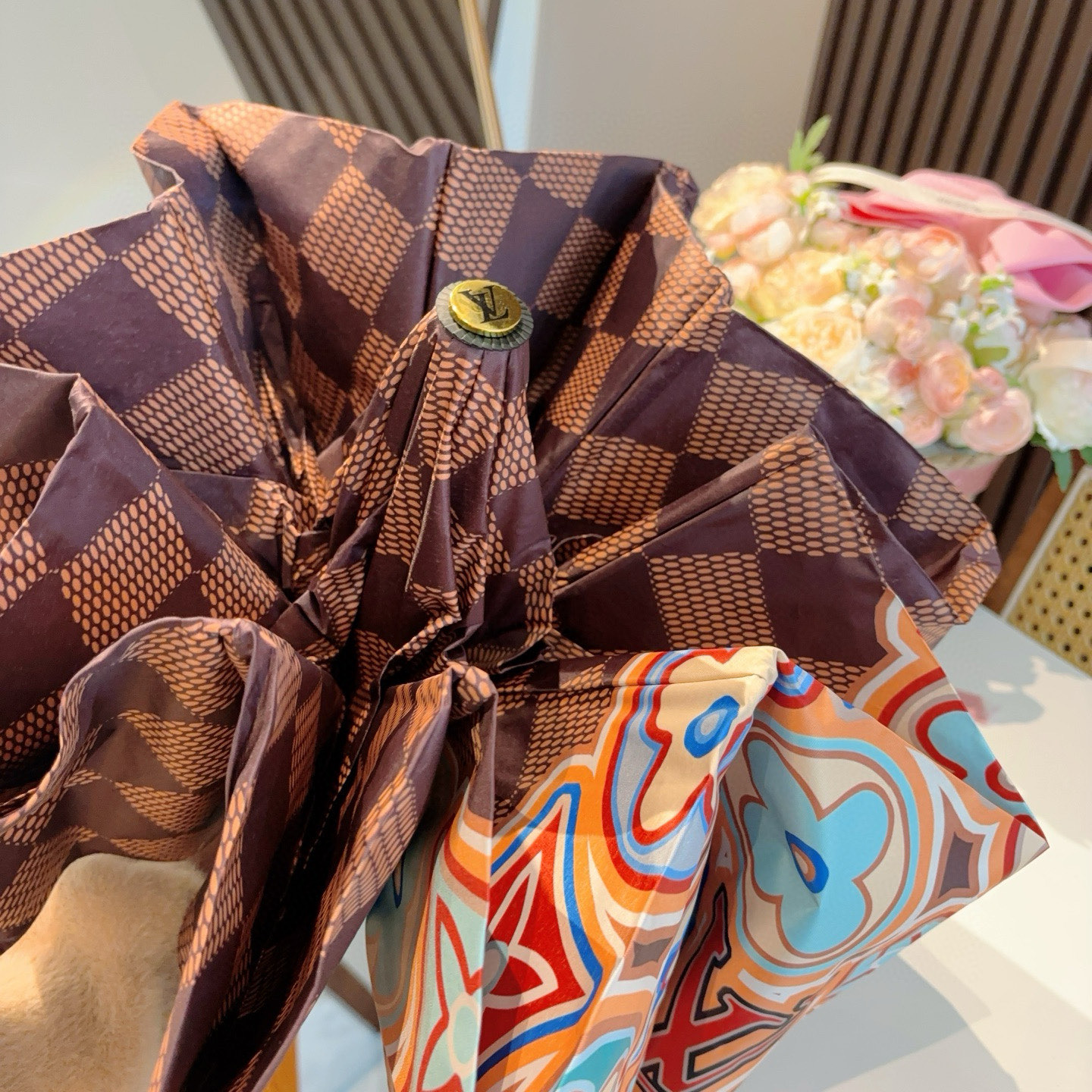 LOUIS VUITTON （路易威登）新款 三折自动折叠晴雨伞 新涂层技术深色伞面 拥有令人惊喜的遮光
