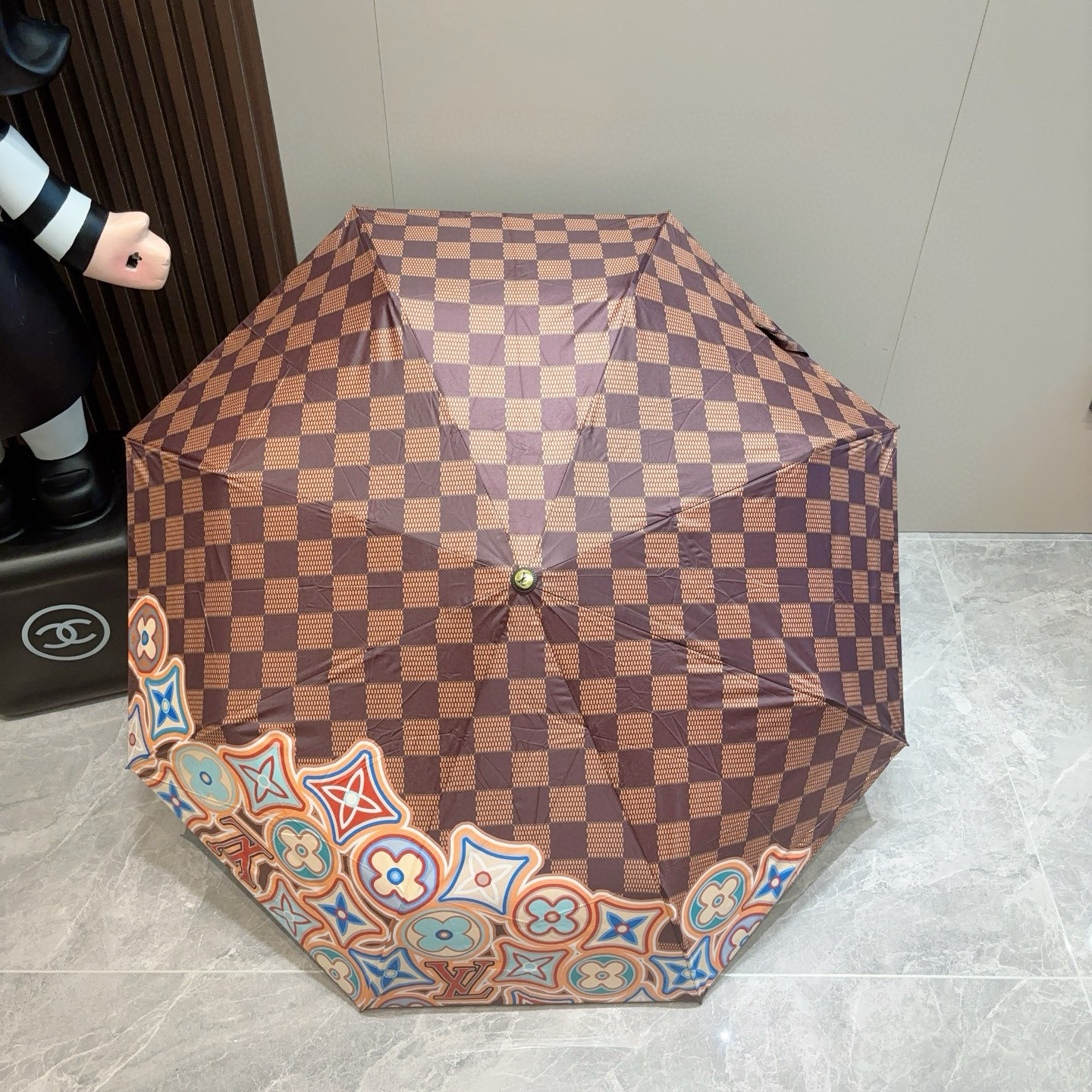 LOUIS VUITTON （路易威登）新款 三折自动折叠晴雨伞 新涂层技术深色伞面 拥有令人惊喜的遮光