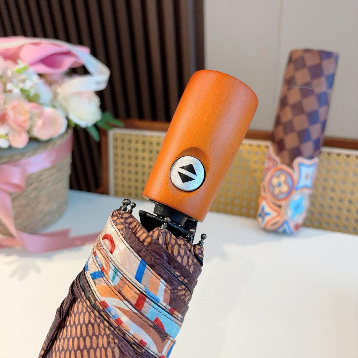 LOUIS VUITTON （路易威登）新款 三折自动折叠晴雨伞 新涂层技术深色伞面 拥有令人惊喜的遮光