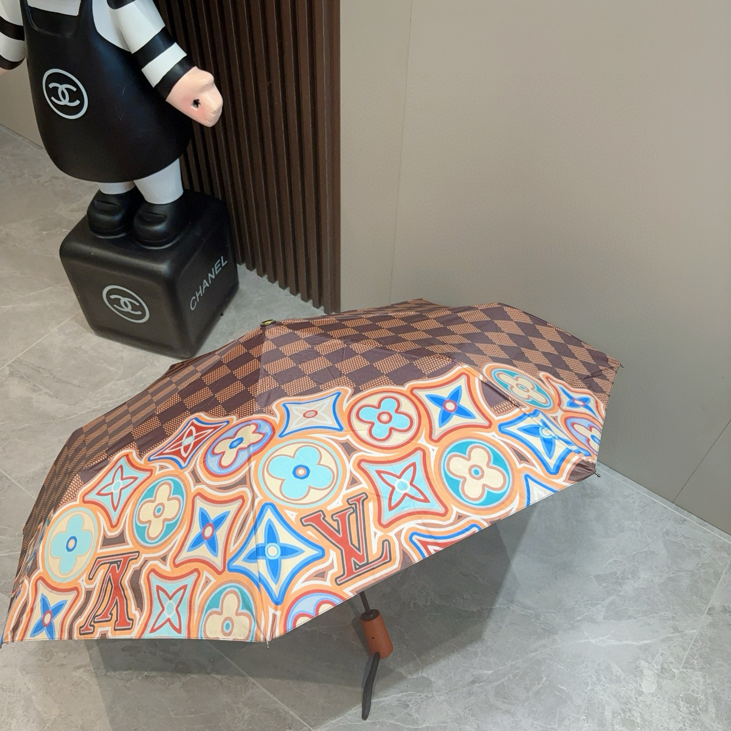 LOUIS VUITTON （路易威登）新款 三折自动折叠晴雨伞 新涂层技术深色伞面 拥有令人惊喜的遮光