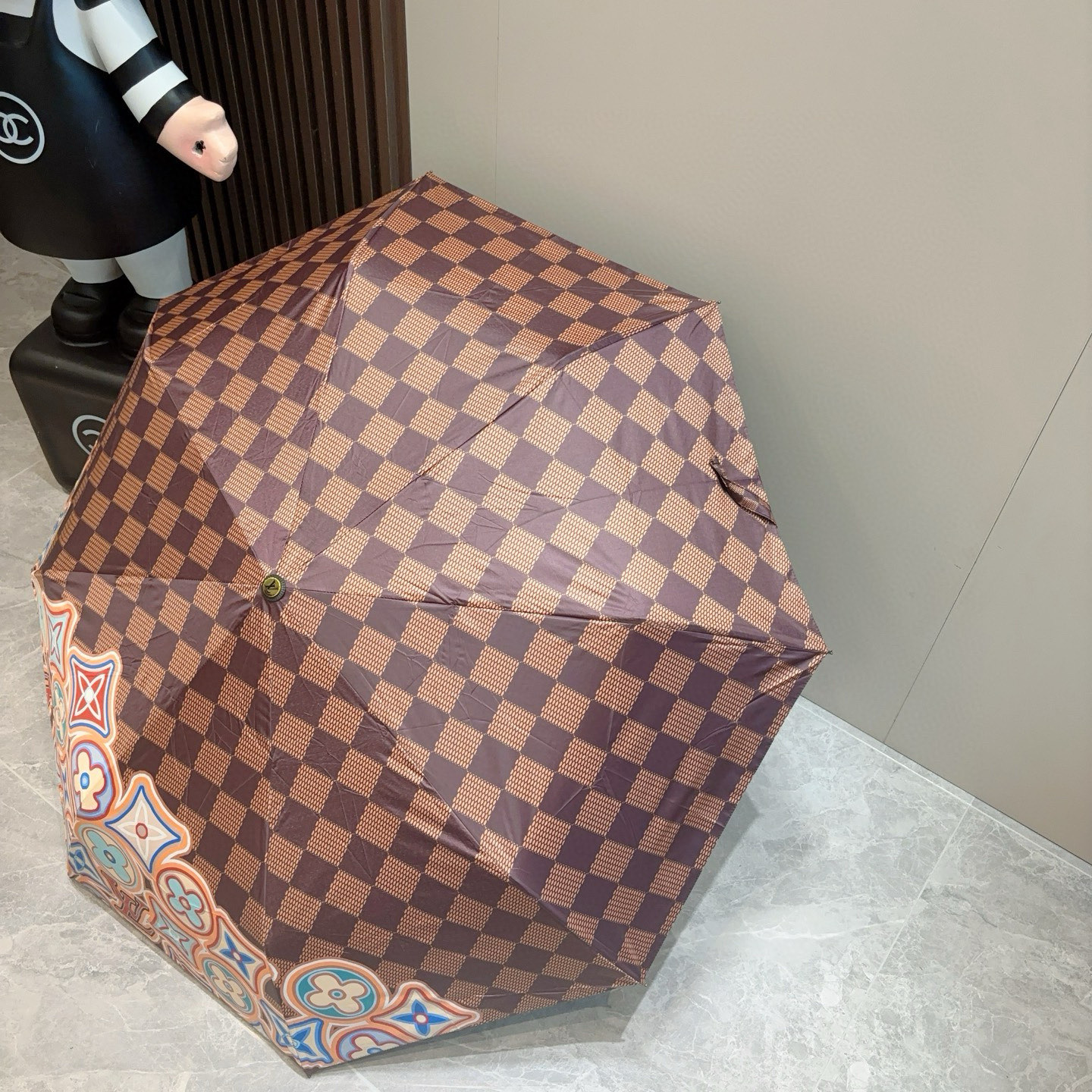 LOUIS VUITTON （路易威登）新款 三折自动折叠晴雨伞 新涂层技术深色伞面 拥有令人惊喜的遮光