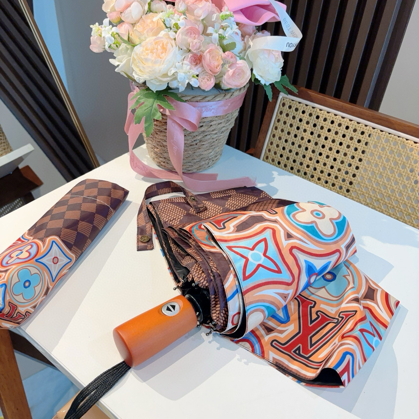 LOUIS VUITTON （路易威登）新款 三折自动折叠晴雨伞 新涂层技术深色伞面 拥有令人惊喜的遮光