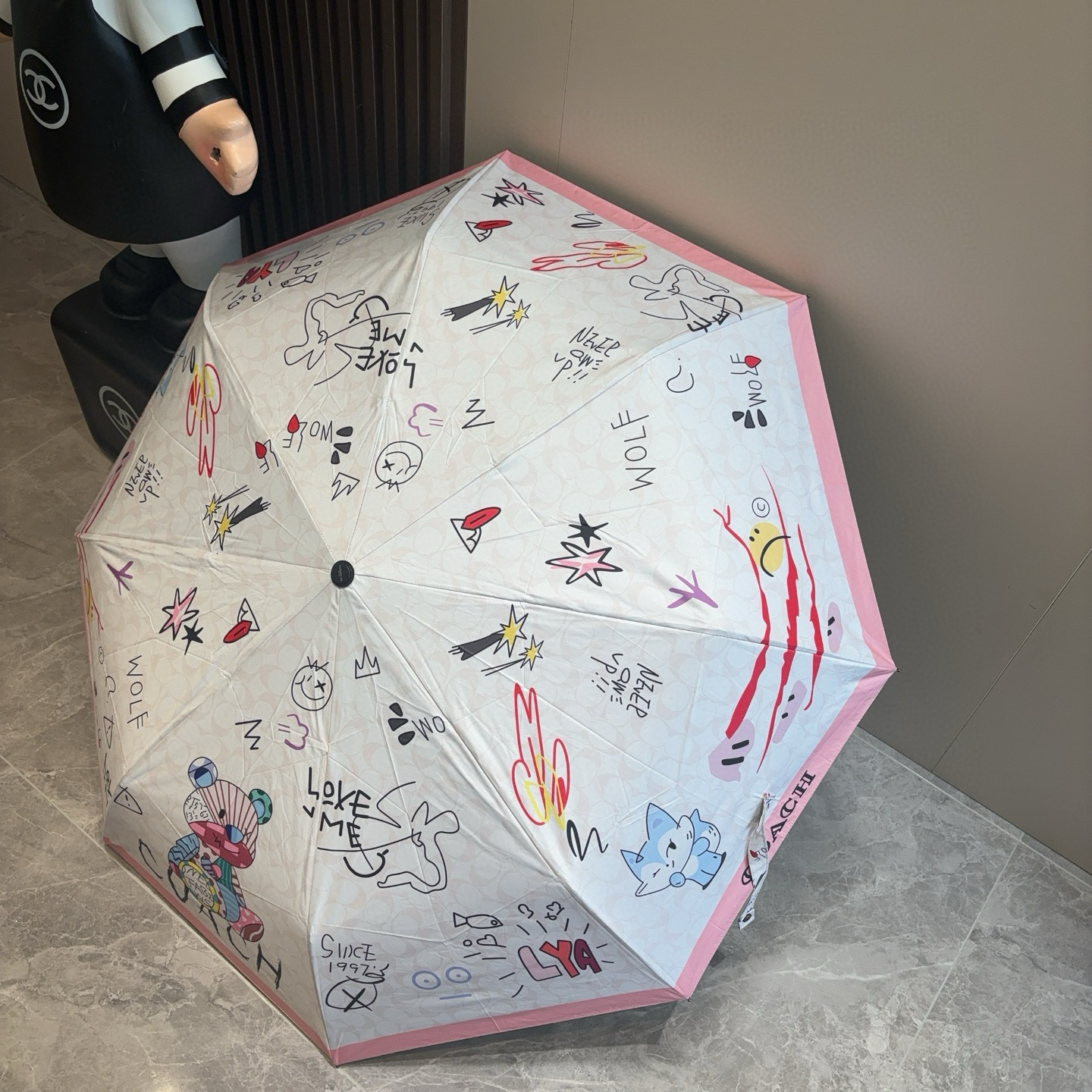 COACH（蔻驰）夏季新款 全自动折叠晴雨伞 
黑色涂层防晒有效阻隔紫外线99%，U价🉐F>50 
所以