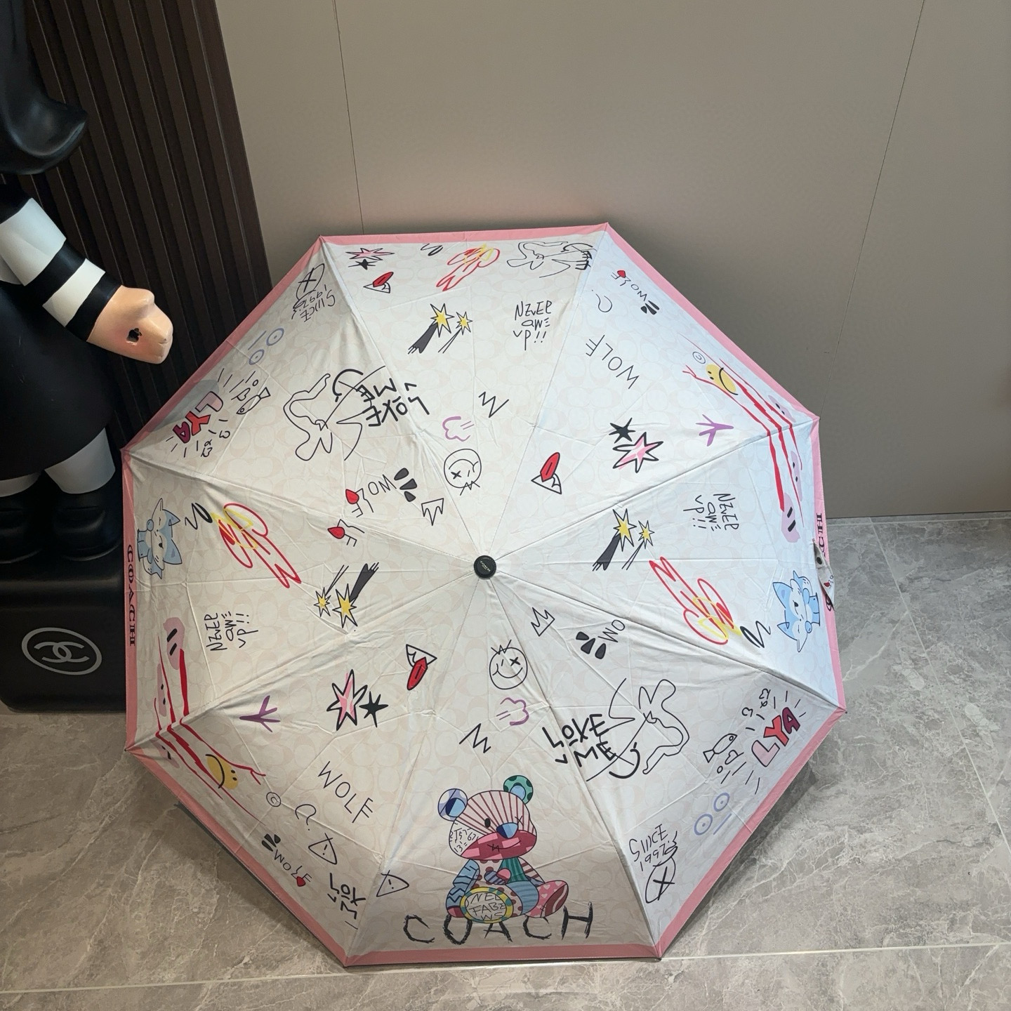 COACH（蔻驰）夏季新款 全自动折叠晴雨伞 
黑色涂层防晒有效阻隔紫外线99%，U价🉐F>50 
所以