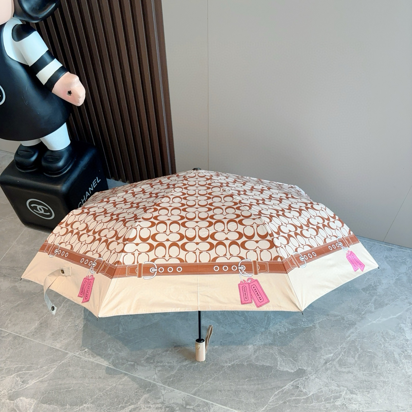 COACH（蔻驰）夏季新款 全自动折叠晴雨伞 
黑色涂层防晒有效阻隔紫外线99%，U价🉐F>50 
所以