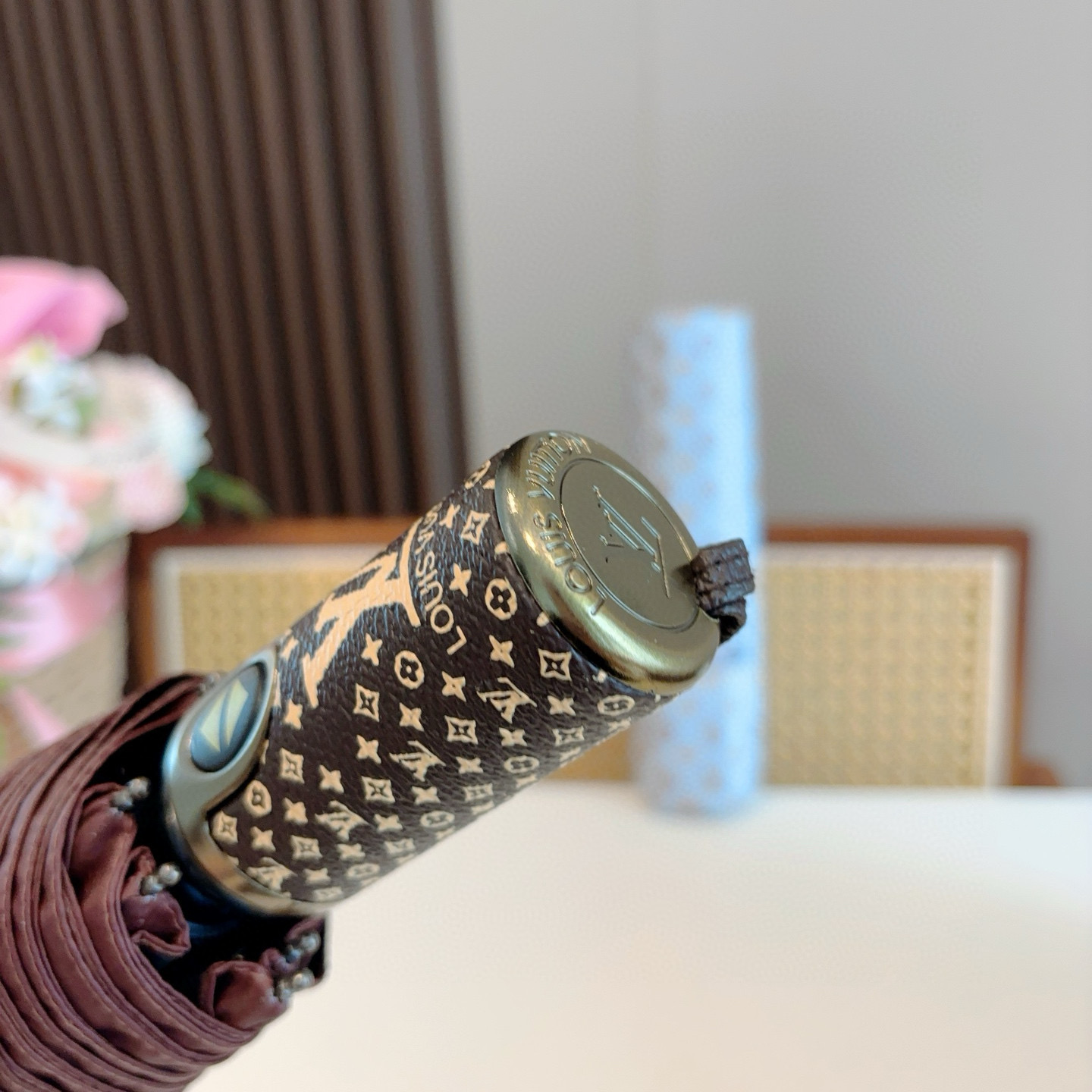 LOUIS VUITTON （路易威登）新款 三折自动折叠晴雨伞 新涂层技术深色伞面 拥有令人惊喜的遮光
