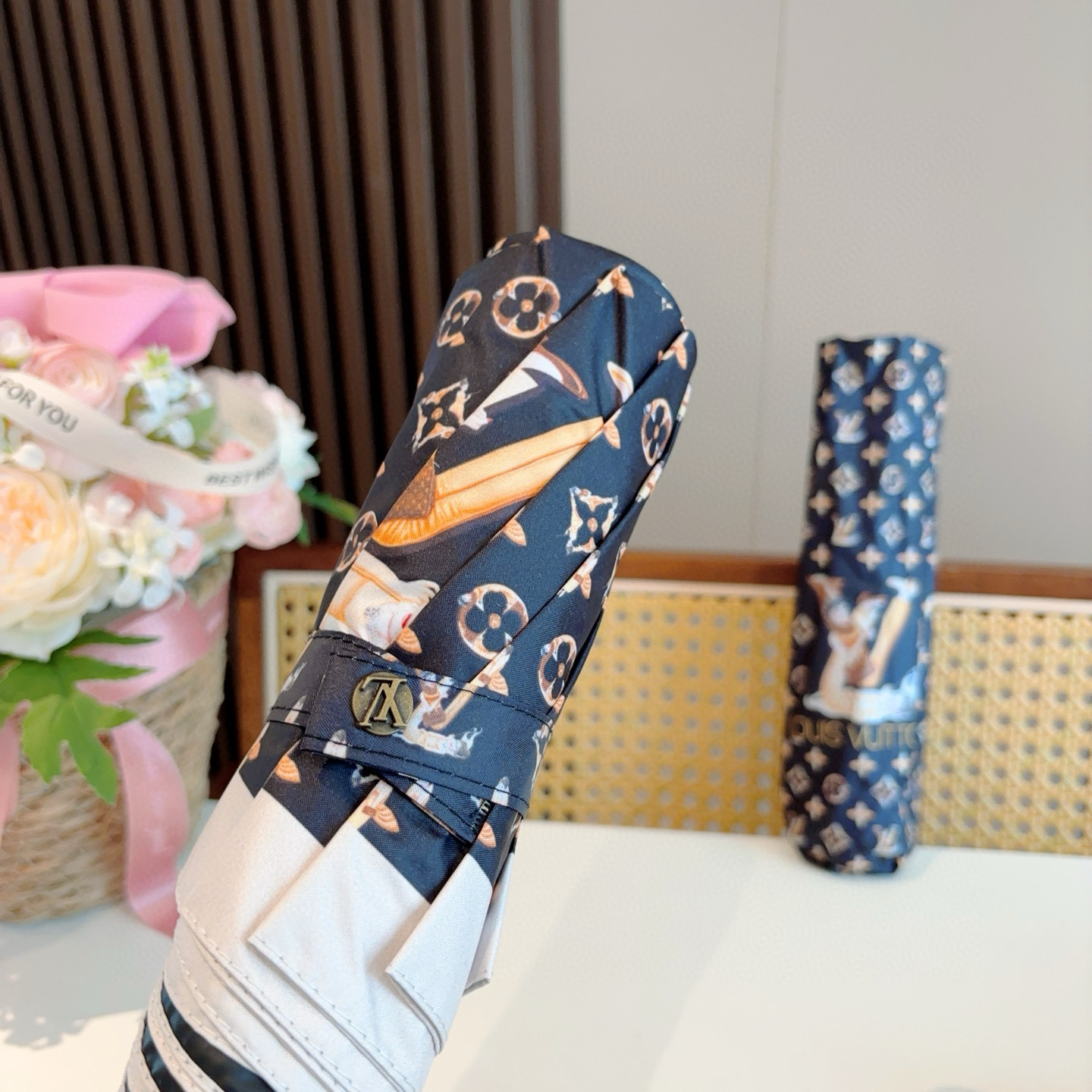 LOUIS VUITTON （路易威登）新款 三折自动折叠晴雨伞 新涂层技术深色伞面 拥有令人惊喜的遮光