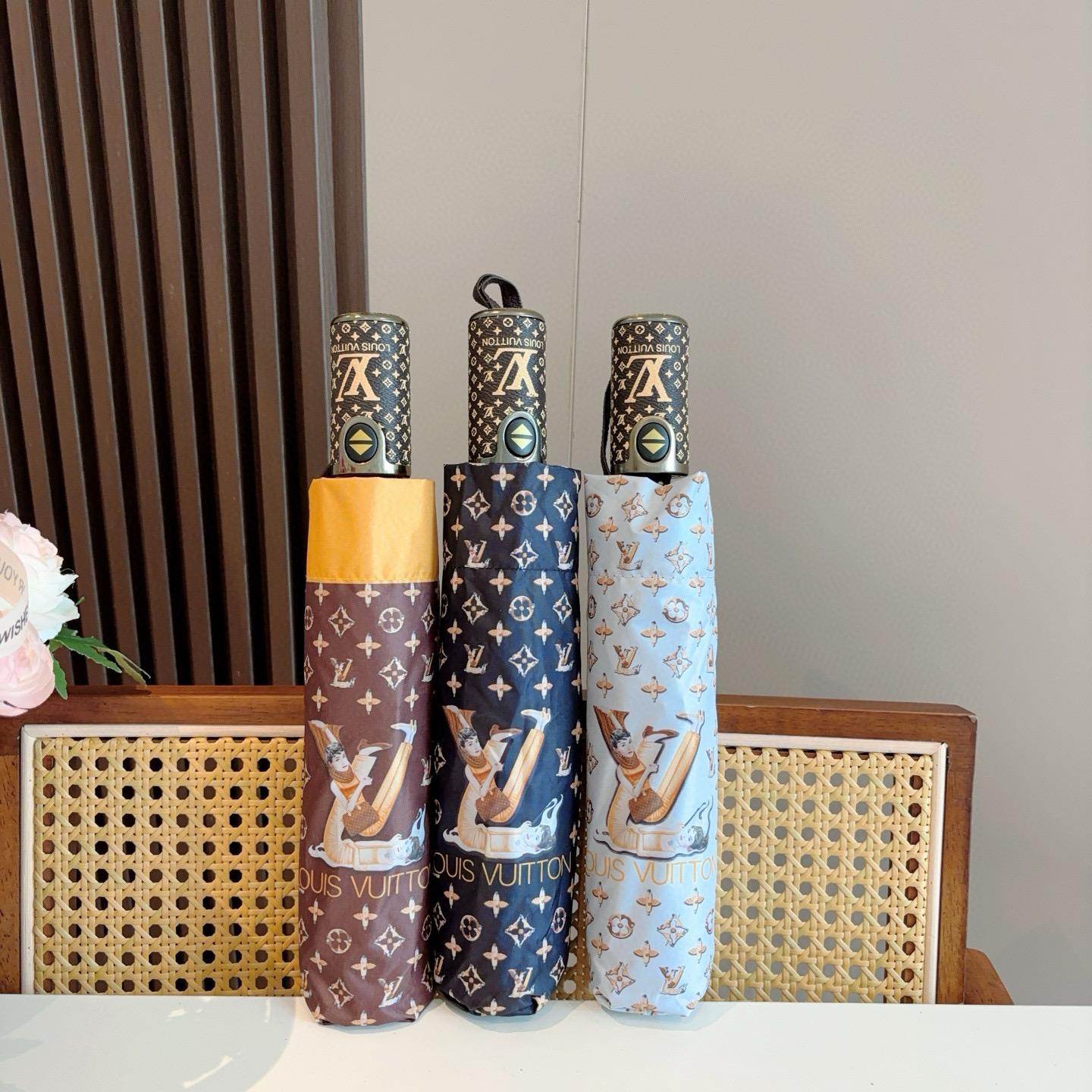 LOUIS VUITTON （路易威登）新款 三折自动折叠晴雨伞 新涂层技术深色伞面 拥有令人惊喜的遮光