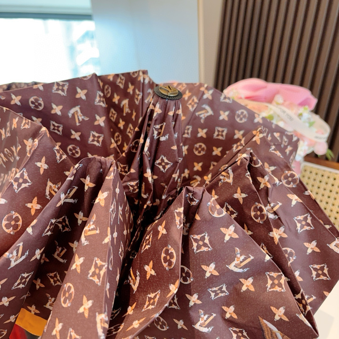 LOUIS VUITTON （路易威登）新款 三折自动折叠晴雨伞 新涂层技术深色伞面 拥有令人惊喜的遮光