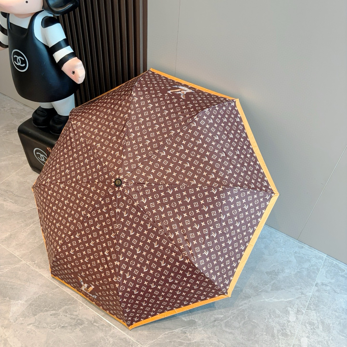LOUIS VUITTON （路易威登）新款 三折自动折叠晴雨伞 新涂层技术深色伞面 拥有令人惊喜的遮光