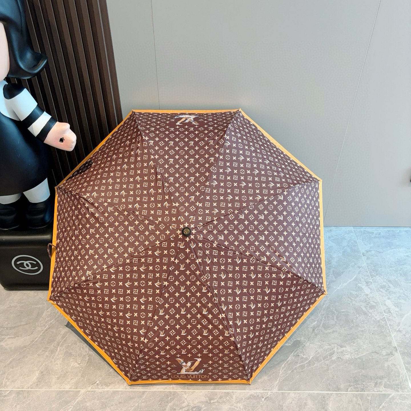 LOUIS VUITTON （路易威登）新款 三折自动折叠晴雨伞 新涂层技术深色伞面 拥有令人惊喜的遮光