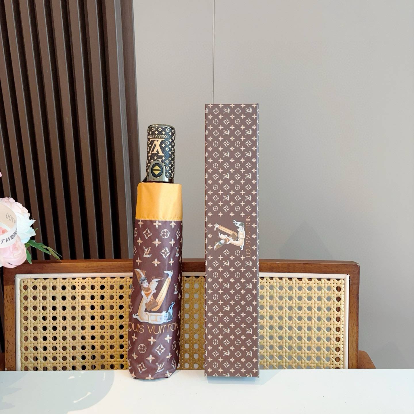 LOUIS VUITTON （路易威登）新款 三折自动折叠晴雨伞 新涂层技术深色伞面 拥有令人惊喜的遮光