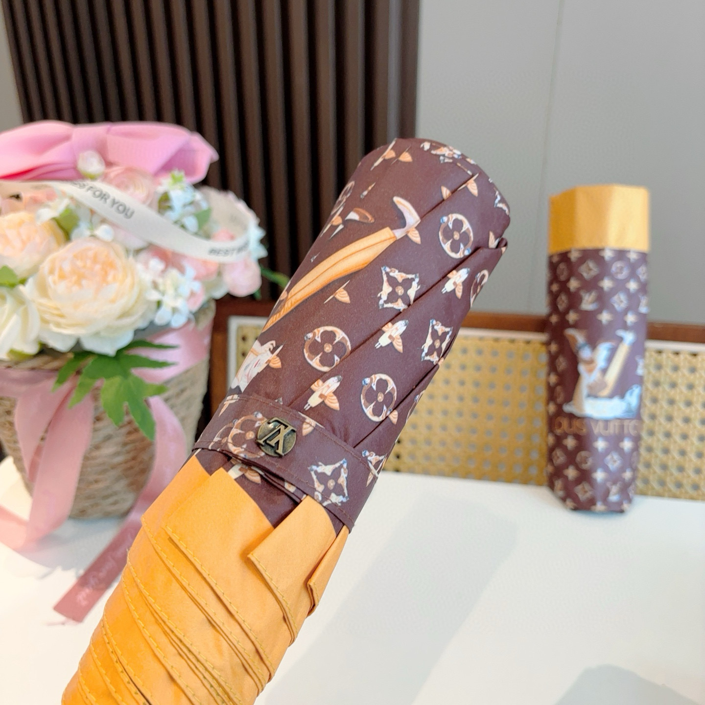 LOUIS VUITTON （路易威登）新款 三折自动折叠晴雨伞 新涂层技术深色伞面 拥有令人惊喜的遮光