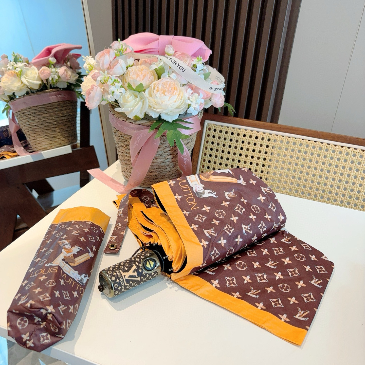 LOUIS VUITTON （路易威登）新款 三折自动折叠晴雨伞 新涂层技术深色伞面 拥有令人惊喜的遮光