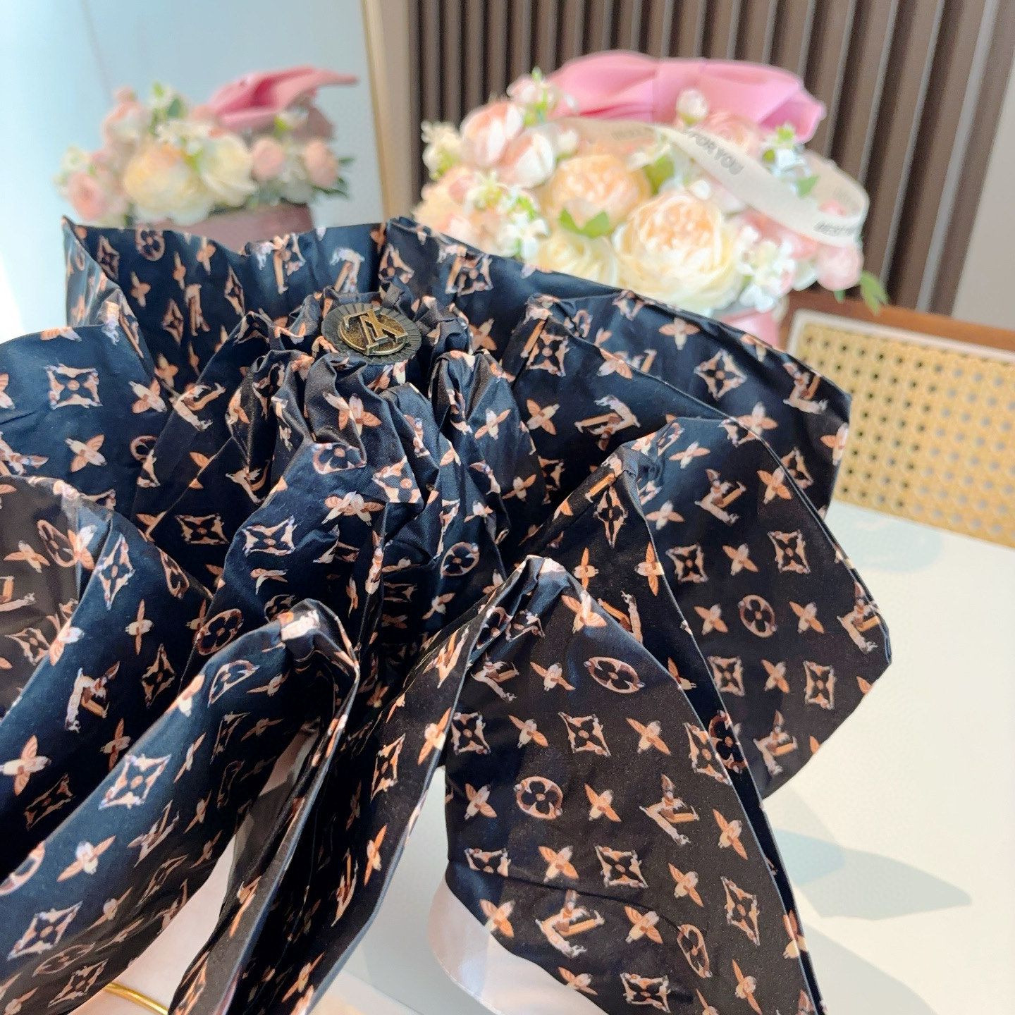   LOUIS VUITTON （路易威登）五折手开晴雨伞 新涂层技术深色伞面 拥有令人惊喜的遮光效果！