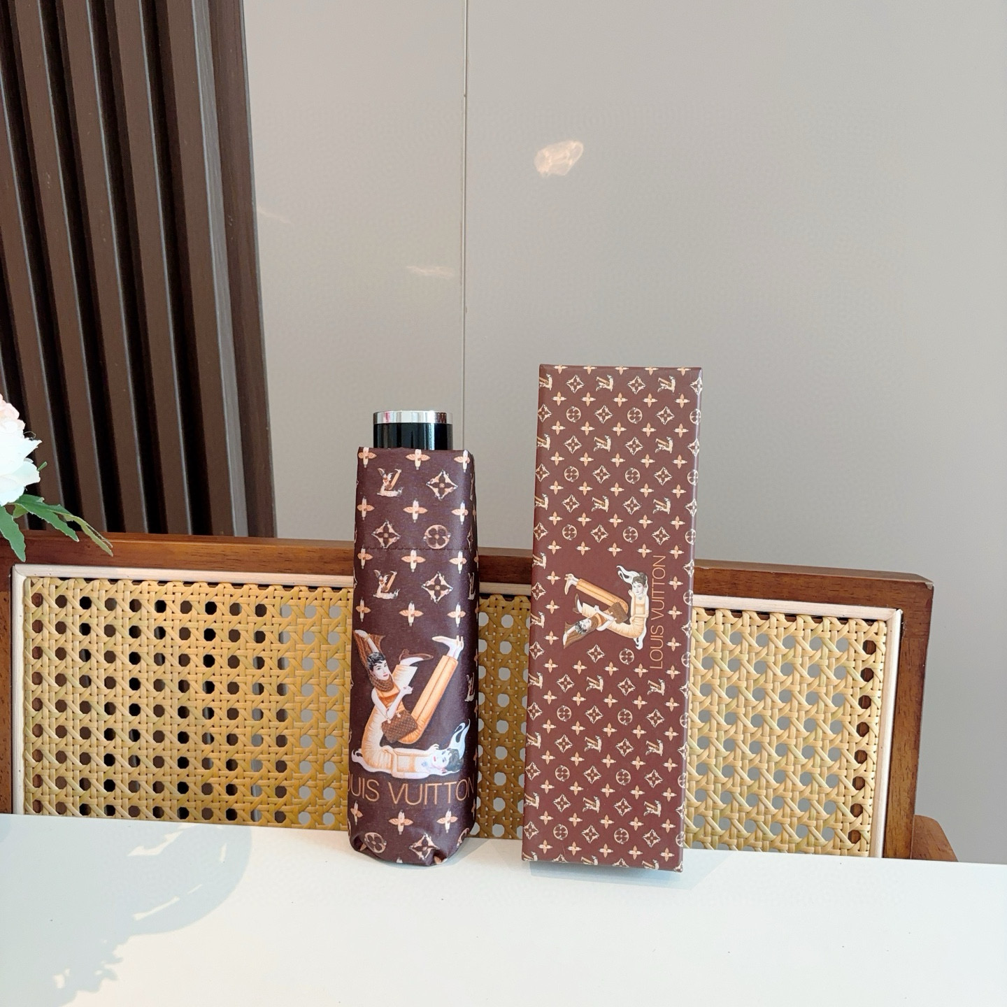   LOUIS VUITTON （路易威登）五折手开晴雨伞 新涂层技术深色伞面 拥有令人惊喜的遮光效果！
