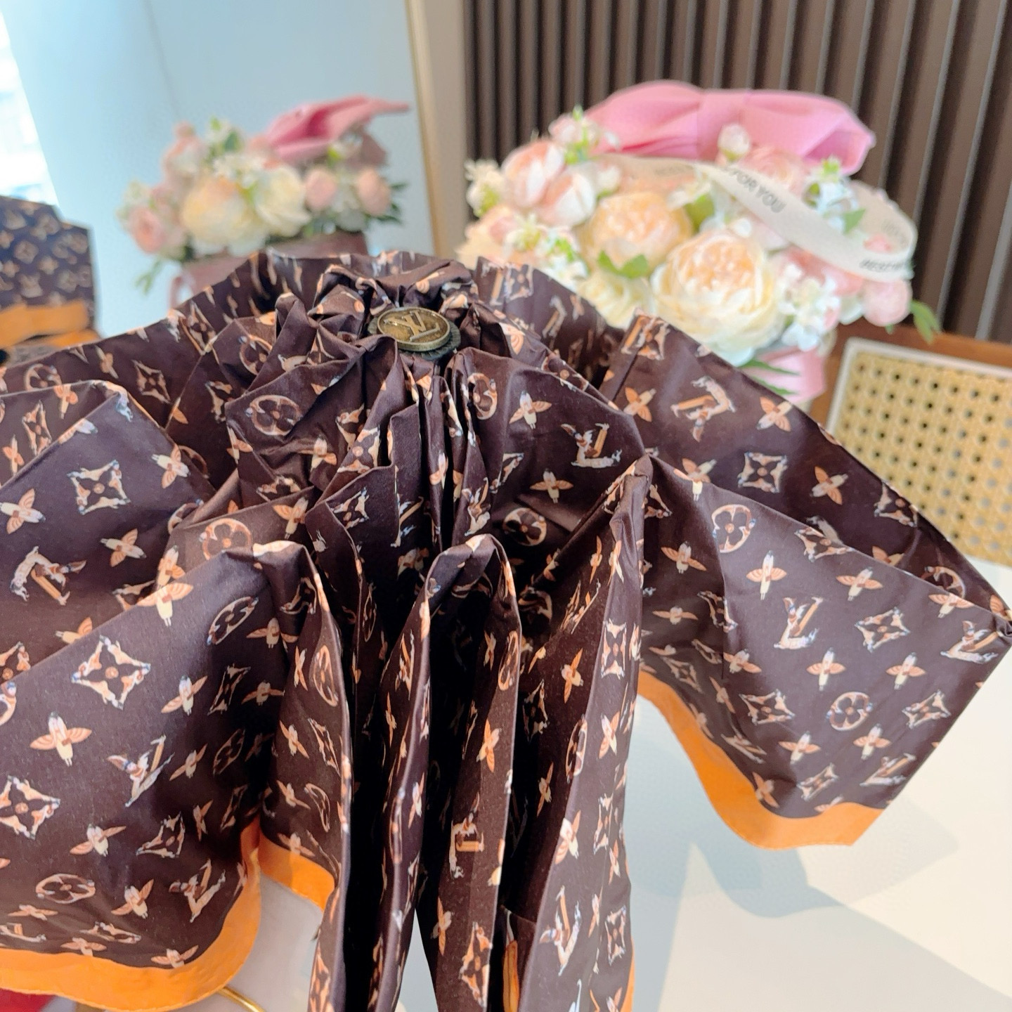   LOUIS VUITTON （路易威登）五折手开晴雨伞 新涂层技术深色伞面 拥有令人惊喜的遮光效果！