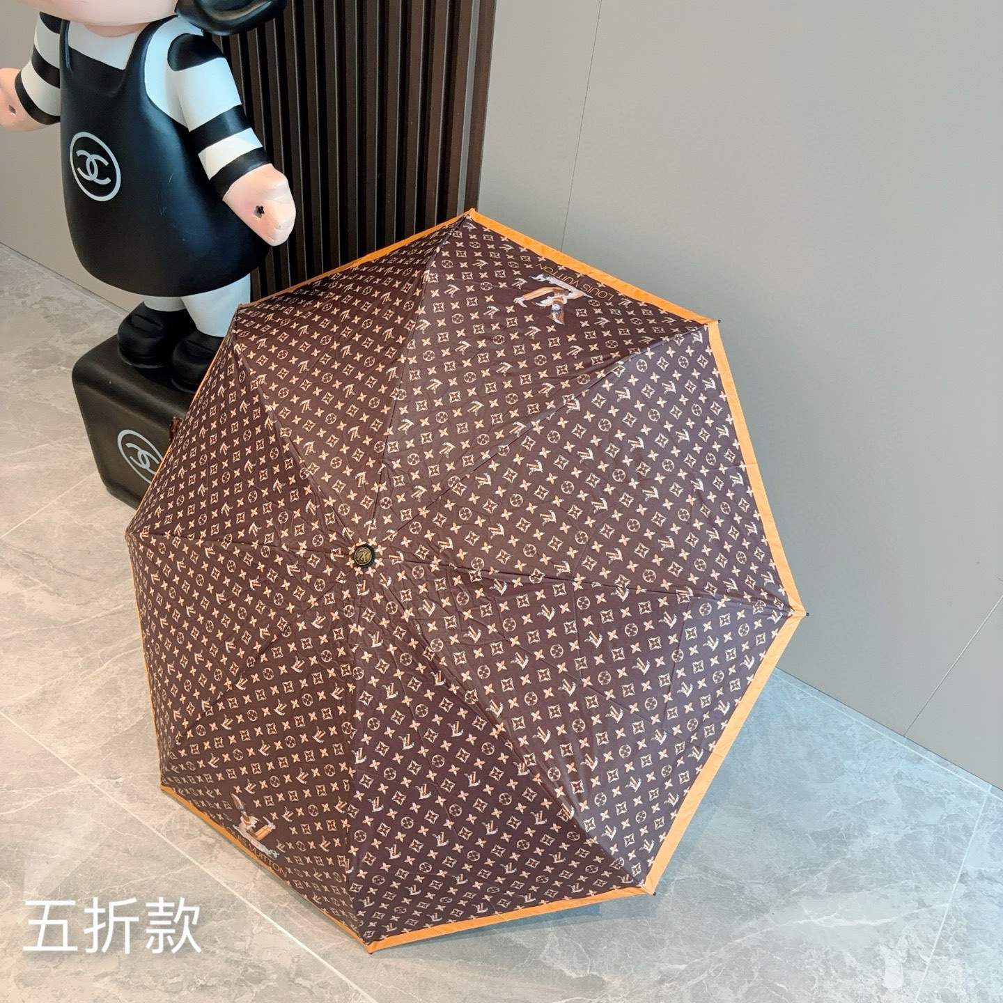   LOUIS VUITTON （路易威登）五折手开晴雨伞 新涂层技术深色伞面 拥有令人惊喜的遮光效果！