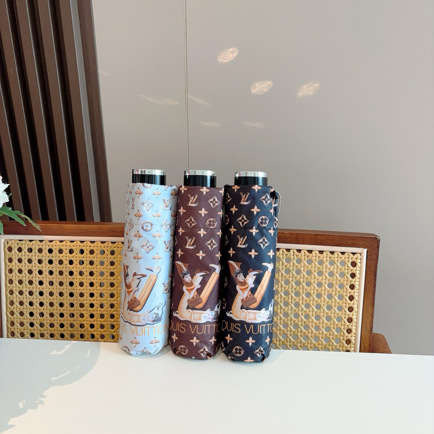   LOUIS VUITTON （路易威登）五折手开晴雨伞 新涂层技术深色伞面 拥有令人惊喜的遮光效果！