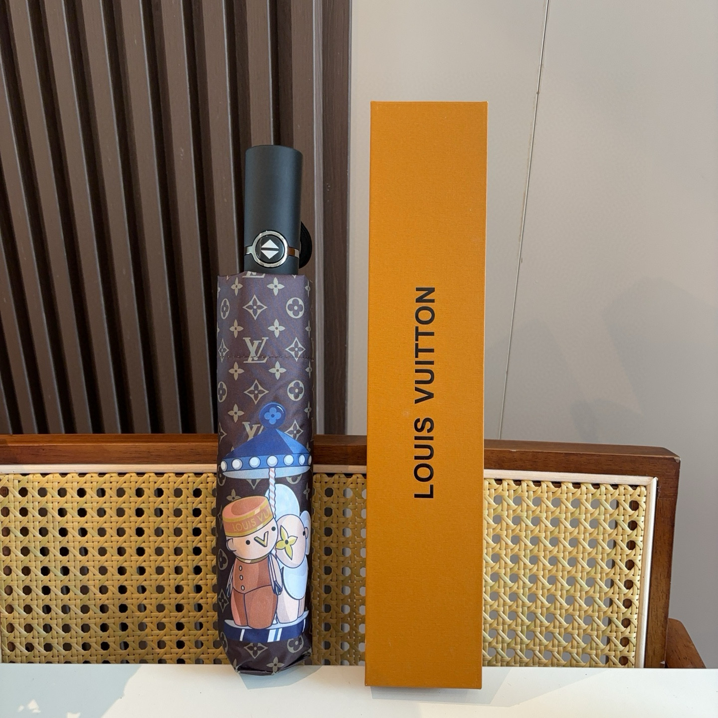LOUIS VUITTON （路易威登）新款 三折自动折叠晴雨伞 新涂层技术深色伞面 拥有令人惊喜的遮光