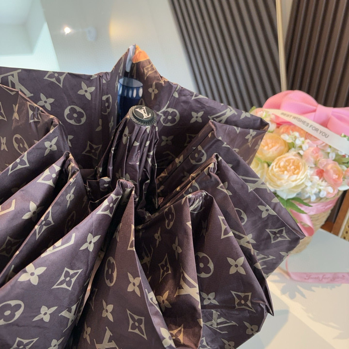 LOUIS VUITTON （路易威登）新款 三折自动折叠晴雨伞 新涂层技术深色伞面 拥有令人惊喜的遮光