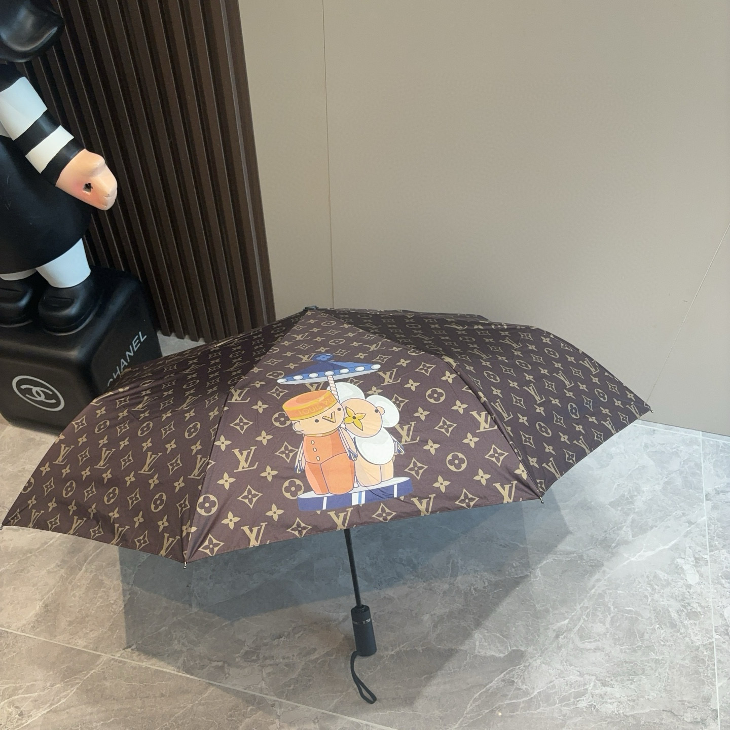 LOUIS VUITTON （路易威登）新款 三折自动折叠晴雨伞 新涂层技术深色伞面 拥有令人惊喜的遮光