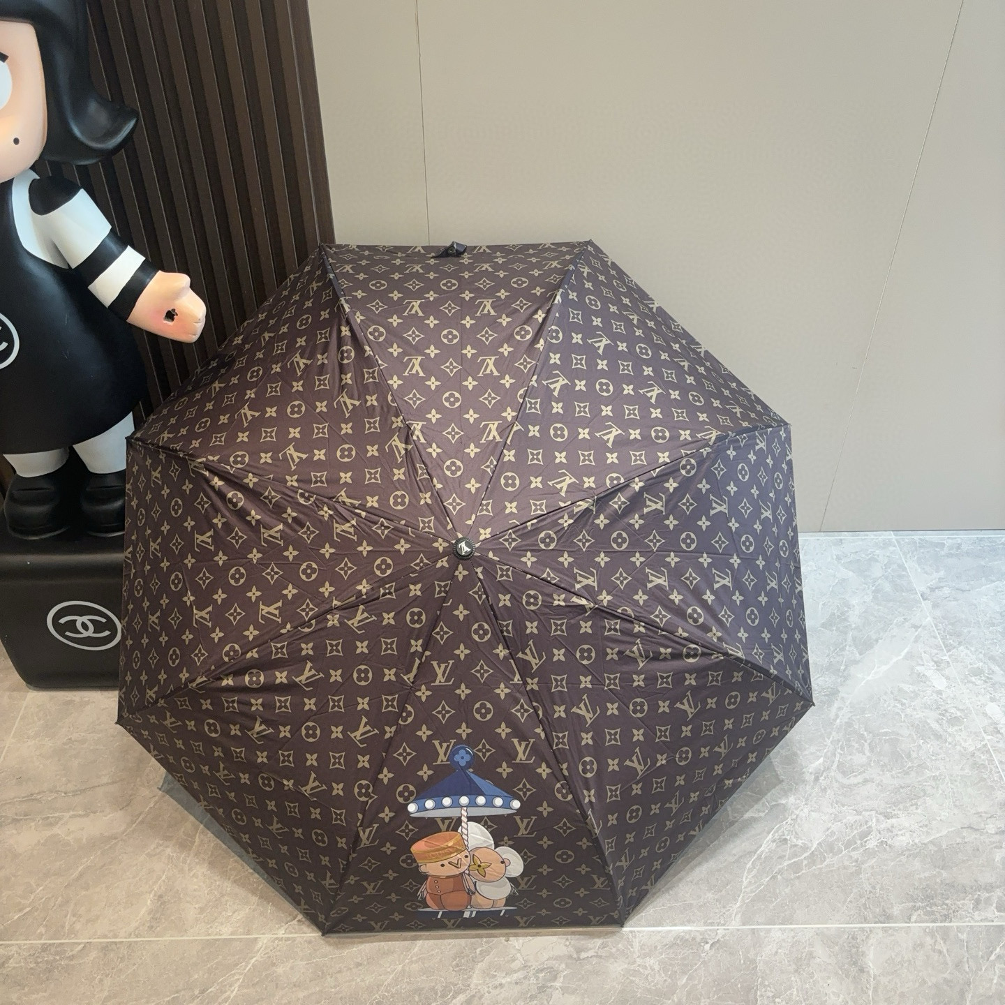 LOUIS VUITTON （路易威登）新款 三折自动折叠晴雨伞 新涂层技术深色伞面 拥有令人惊喜的遮光