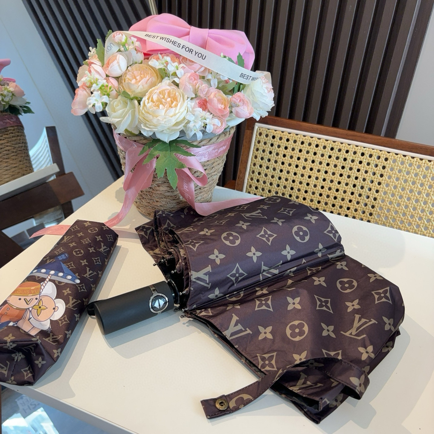 LOUIS VUITTON （路易威登）新款 三折自动折叠晴雨伞 新涂层技术深色伞面 拥有令人惊喜的遮光
