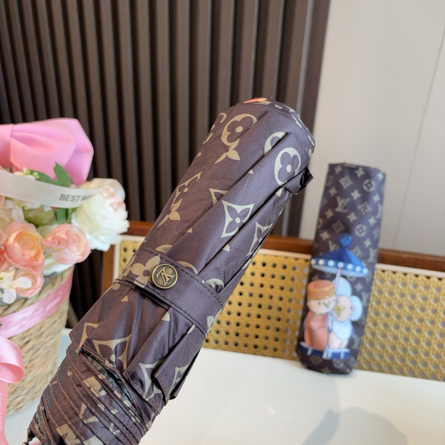 LOUIS VUITTON （路易威登）新款 三折自动折叠晴雨伞 新涂层技术深色伞面 拥有令人惊喜的遮光