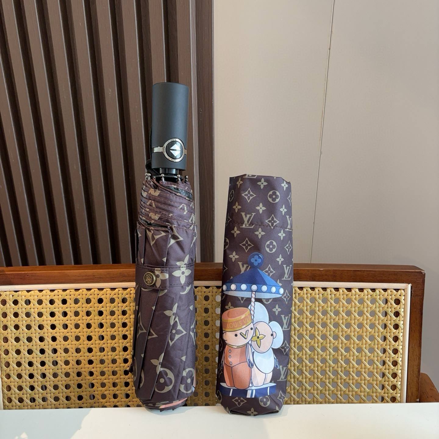 LOUIS VUITTON （路易威登）新款 三折自动折叠晴雨伞 新涂层技术深色伞面 拥有令人惊喜的遮光
