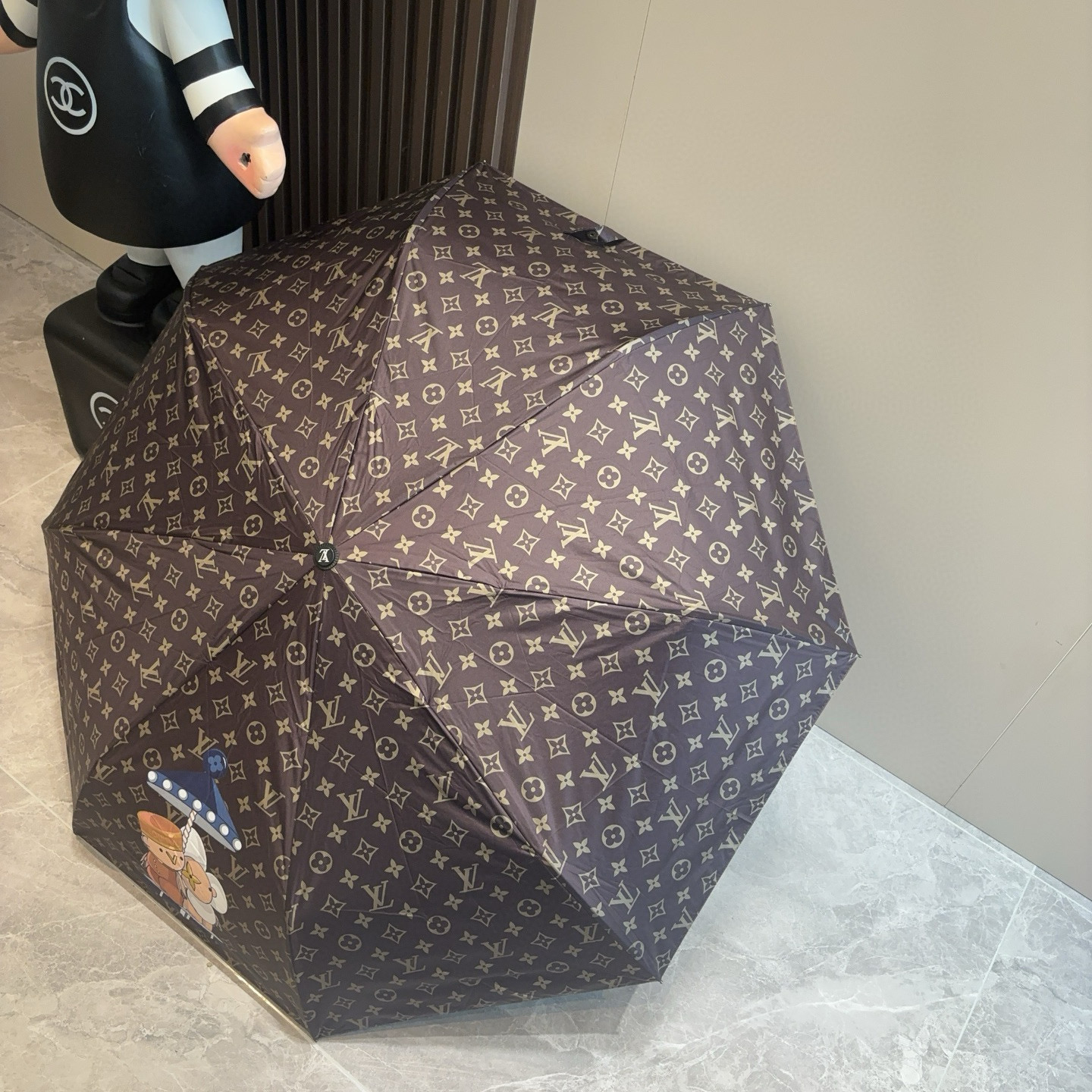 LOUIS VUITTON （路易威登）新款 三折自动折叠晴雨伞 新涂层技术深色伞面 拥有令人惊喜的遮光