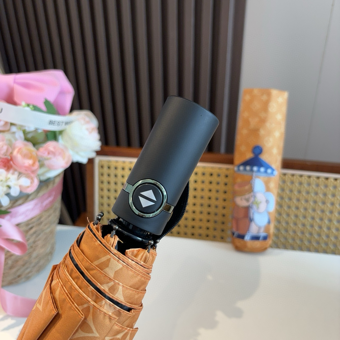 LOUIS VUITTON （路易威登）新款 三折自动折叠晴雨伞 新涂层技术深色伞面 拥有令人惊喜的遮光