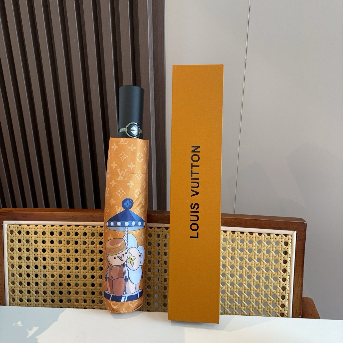 LOUIS VUITTON （路易威登）新款 三折自动折叠晴雨伞 新涂层技术深色伞面 拥有令人惊喜的遮光