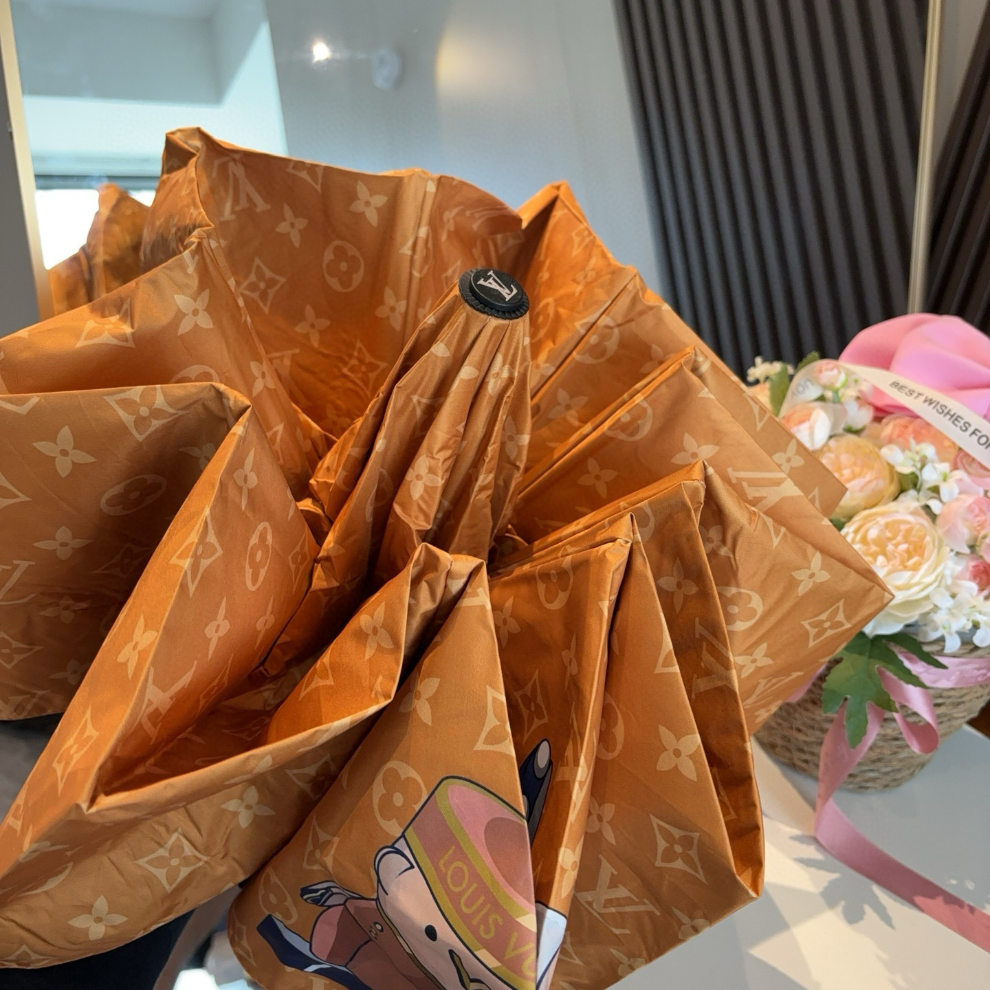 LOUIS VUITTON （路易威登）新款 三折自动折叠晴雨伞 新涂层技术深色伞面 拥有令人惊喜的遮光