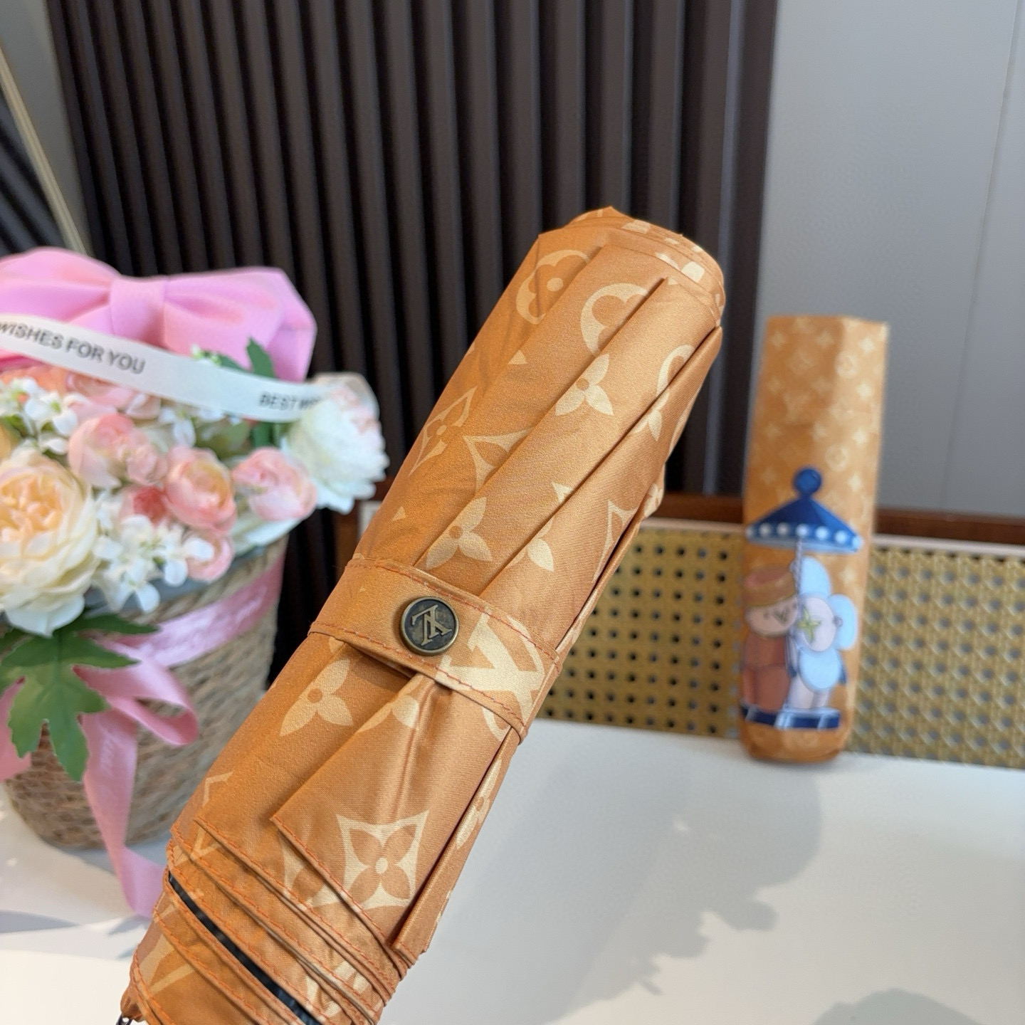LOUIS VUITTON （路易威登）新款 三折自动折叠晴雨伞 新涂层技术深色伞面 拥有令人惊喜的遮光