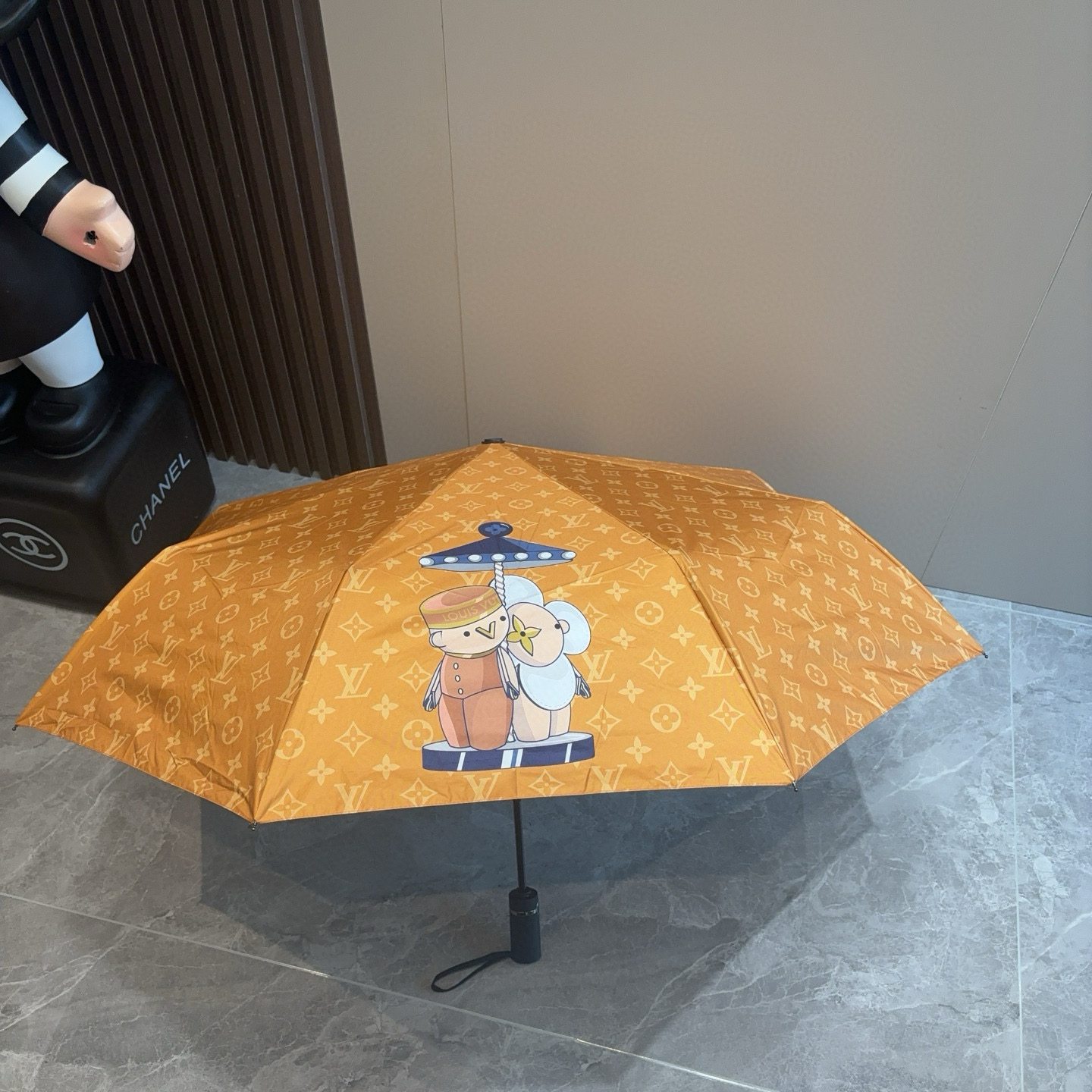 LOUIS VUITTON （路易威登）新款 三折自动折叠晴雨伞 新涂层技术深色伞面 拥有令人惊喜的遮光