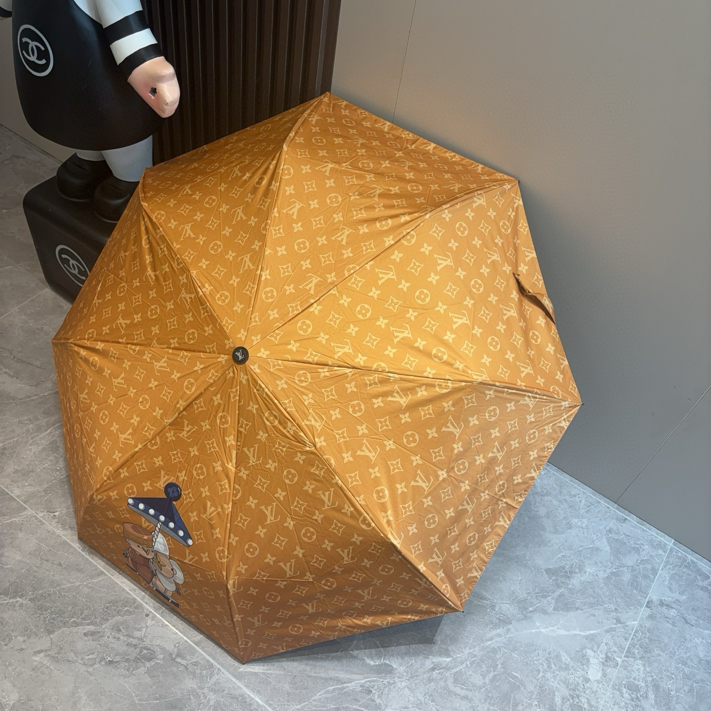LOUIS VUITTON （路易威登）新款 三折自动折叠晴雨伞 新涂层技术深色伞面 拥有令人惊喜的遮光