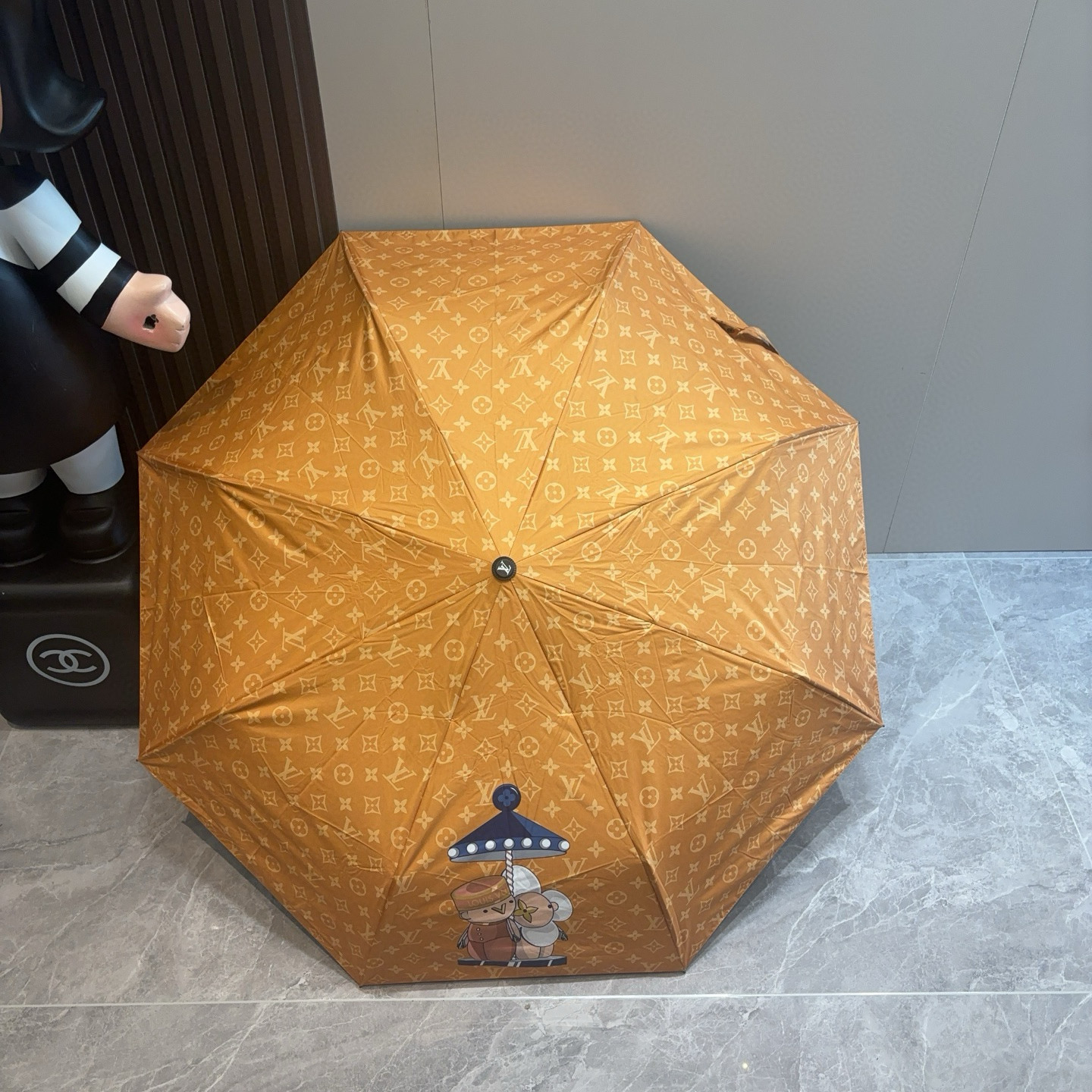 LOUIS VUITTON （路易威登）新款 三折自动折叠晴雨伞 新涂层技术深色伞面 拥有令人惊喜的遮光