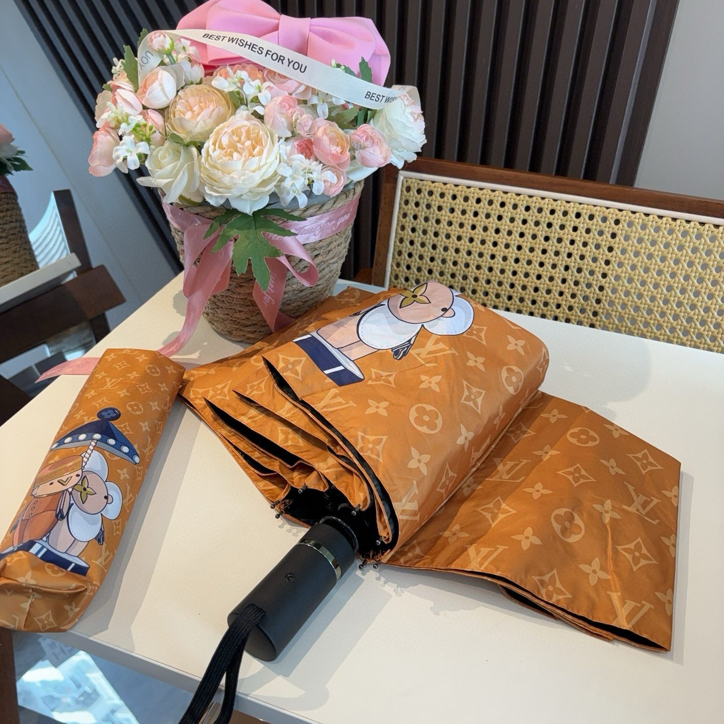 LOUIS VUITTON （路易威登）新款 三折自动折叠晴雨伞 新涂层技术深色伞面 拥有令人惊喜的遮光