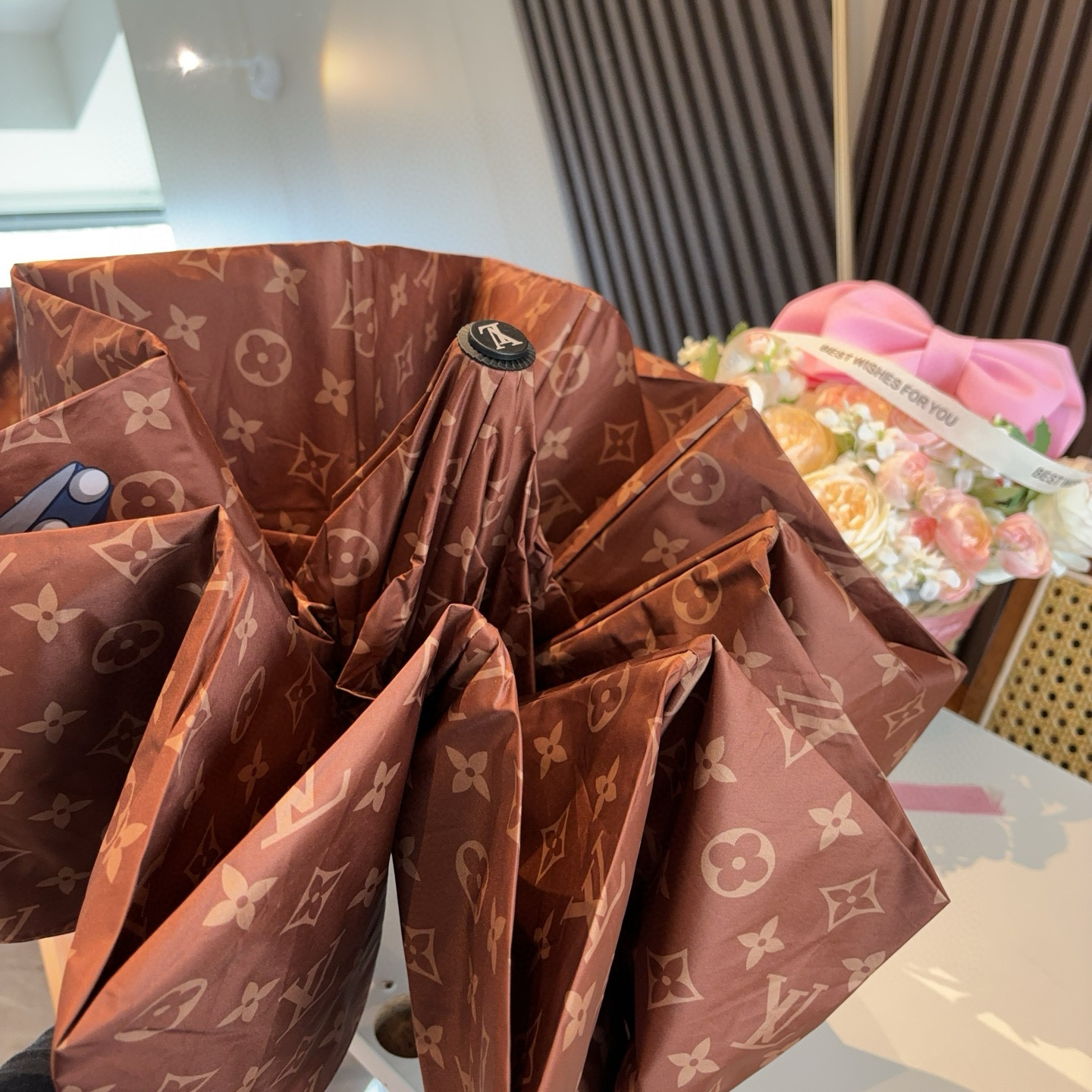 LOUIS VUITTON （路易威登）新款 三折自动折叠晴雨伞 新涂层技术深色伞面 拥有令人惊喜的遮光