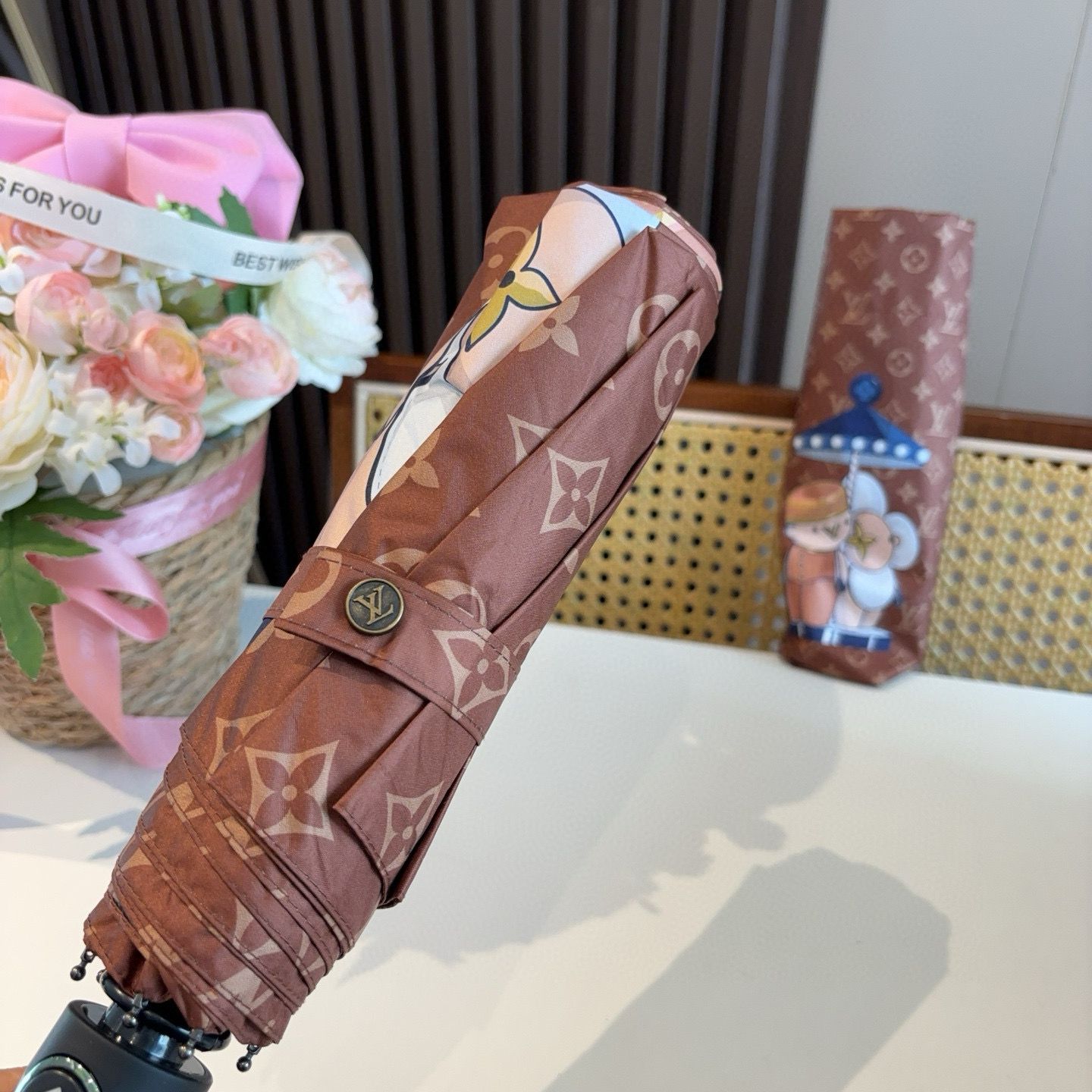 LOUIS VUITTON （路易威登）新款 三折自动折叠晴雨伞 新涂层技术深色伞面 拥有令人惊喜的遮光