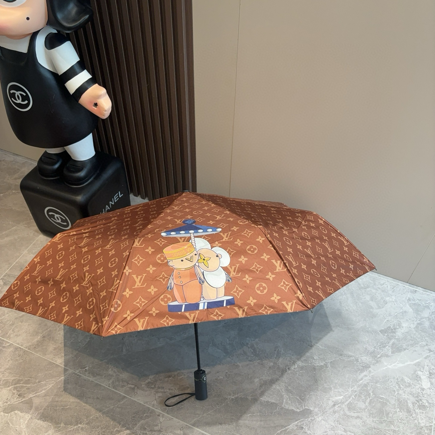 LOUIS VUITTON （路易威登）新款 三折自动折叠晴雨伞 新涂层技术深色伞面 拥有令人惊喜的遮光