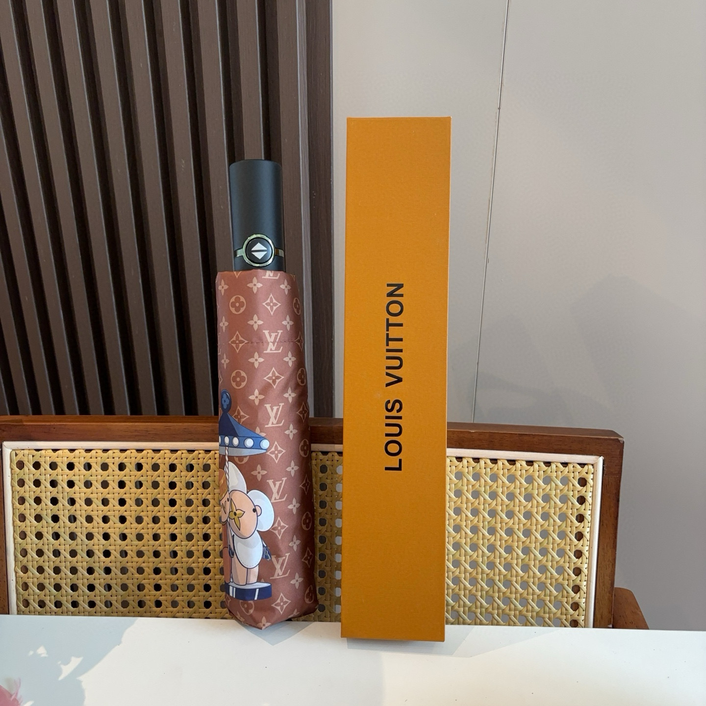 LOUIS VUITTON （路易威登）新款 三折自动折叠晴雨伞 新涂层技术深色伞面 拥有令人惊喜的遮光
