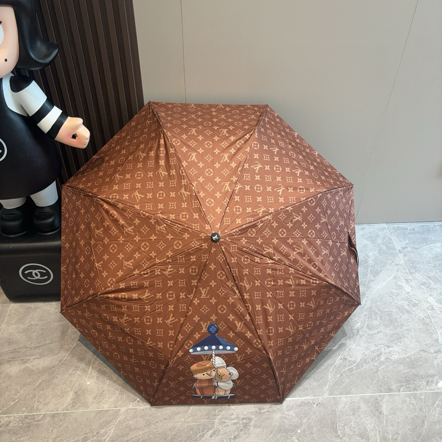 LOUIS VUITTON （路易威登）新款 三折自动折叠晴雨伞 新涂层技术深色伞面 拥有令人惊喜的遮光