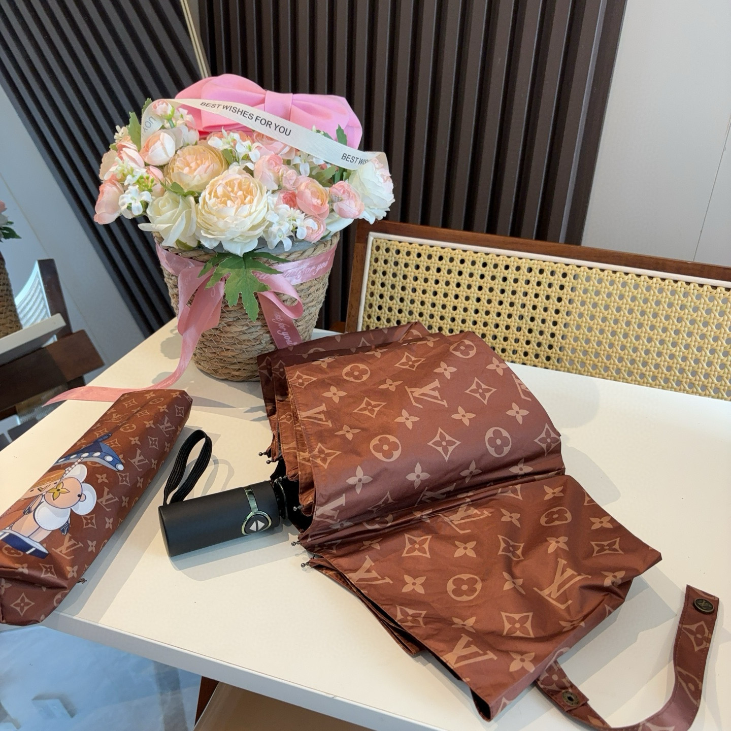 LOUIS VUITTON （路易威登）新款 三折自动折叠晴雨伞 新涂层技术深色伞面 拥有令人惊喜的遮光