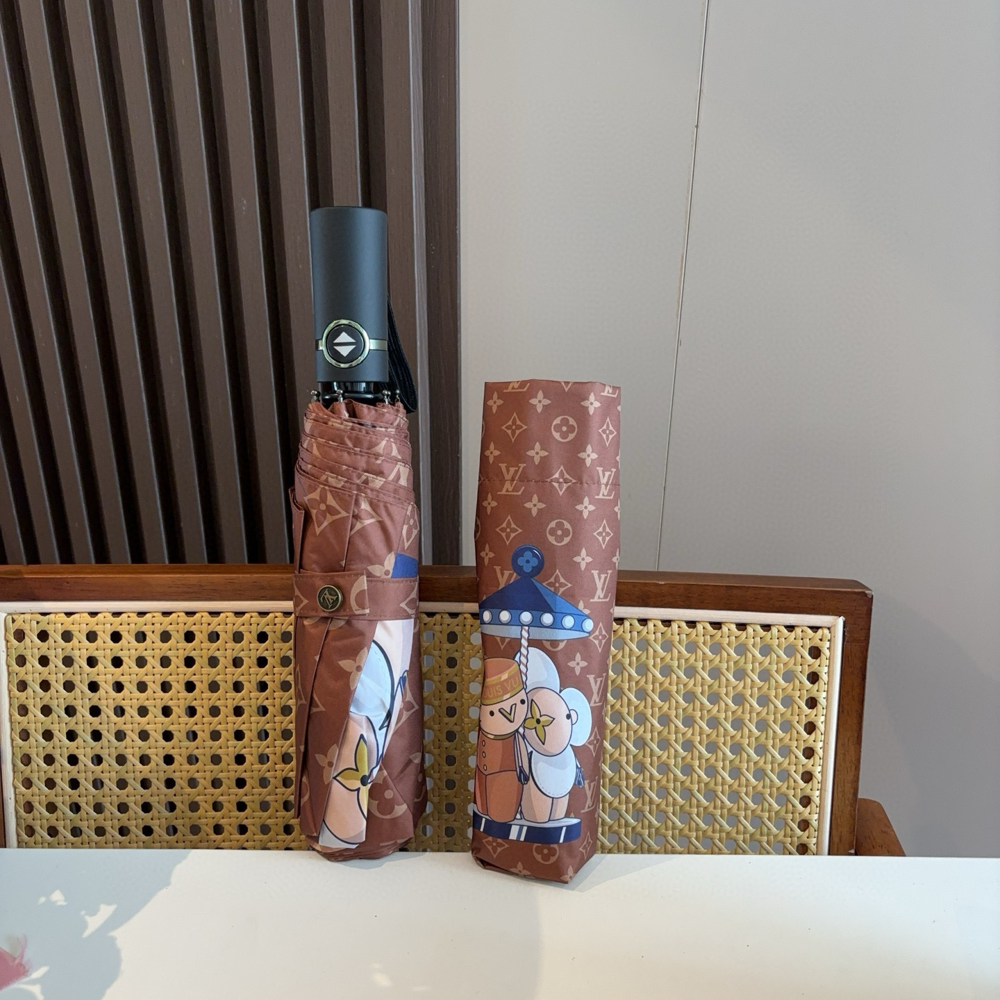 LOUIS VUITTON （路易威登）新款 三折自动折叠晴雨伞 新涂层技术深色伞面 拥有令人惊喜的遮光
