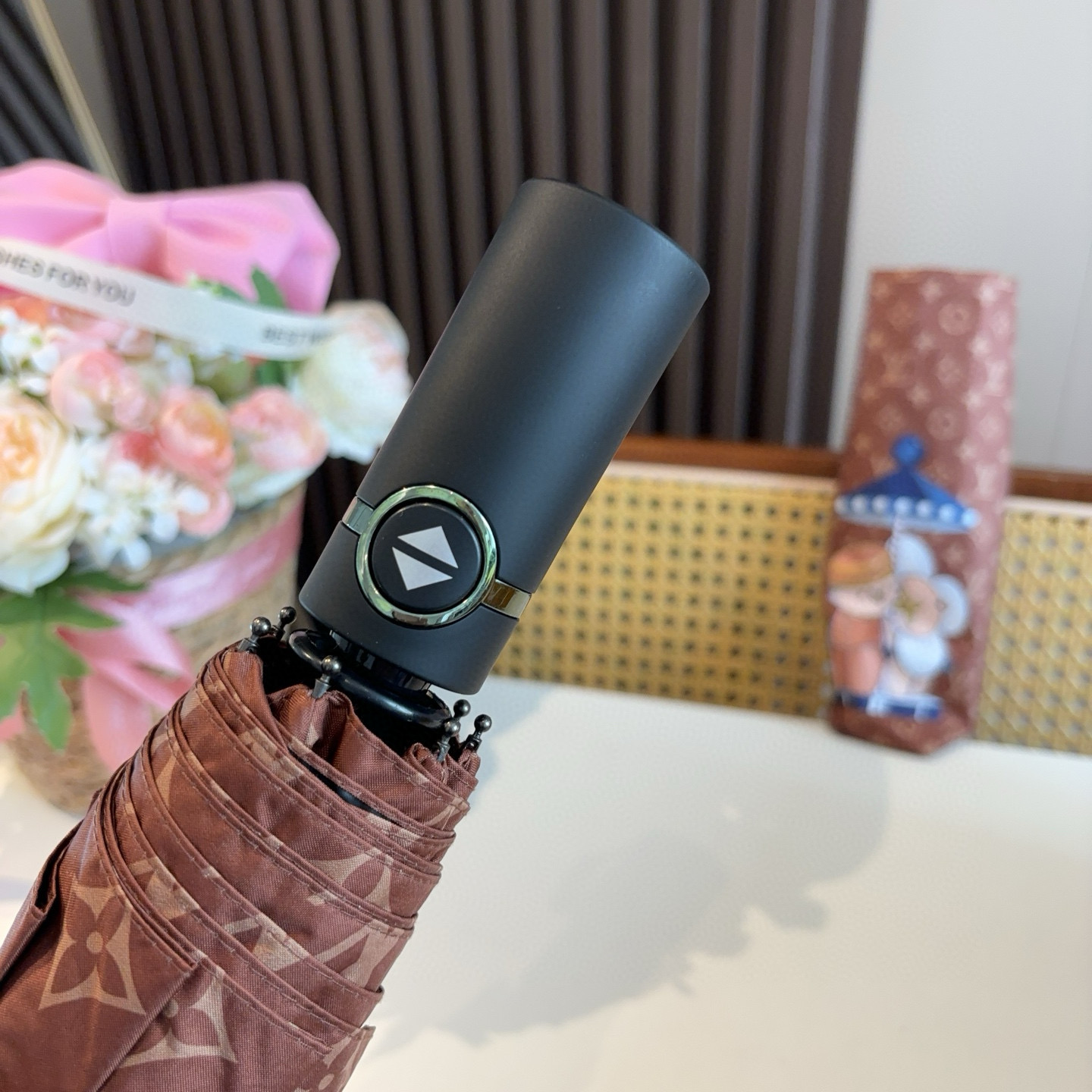 LOUIS VUITTON （路易威登）新款 三折自动折叠晴雨伞 新涂层技术深色伞面 拥有令人惊喜的遮光