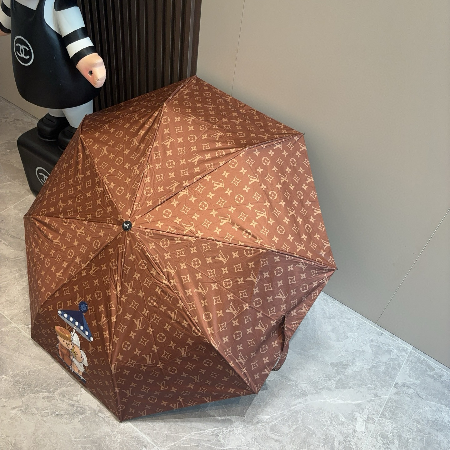 LOUIS VUITTON （路易威登）新款 三折自动折叠晴雨伞 新涂层技术深色伞面 拥有令人惊喜的遮光